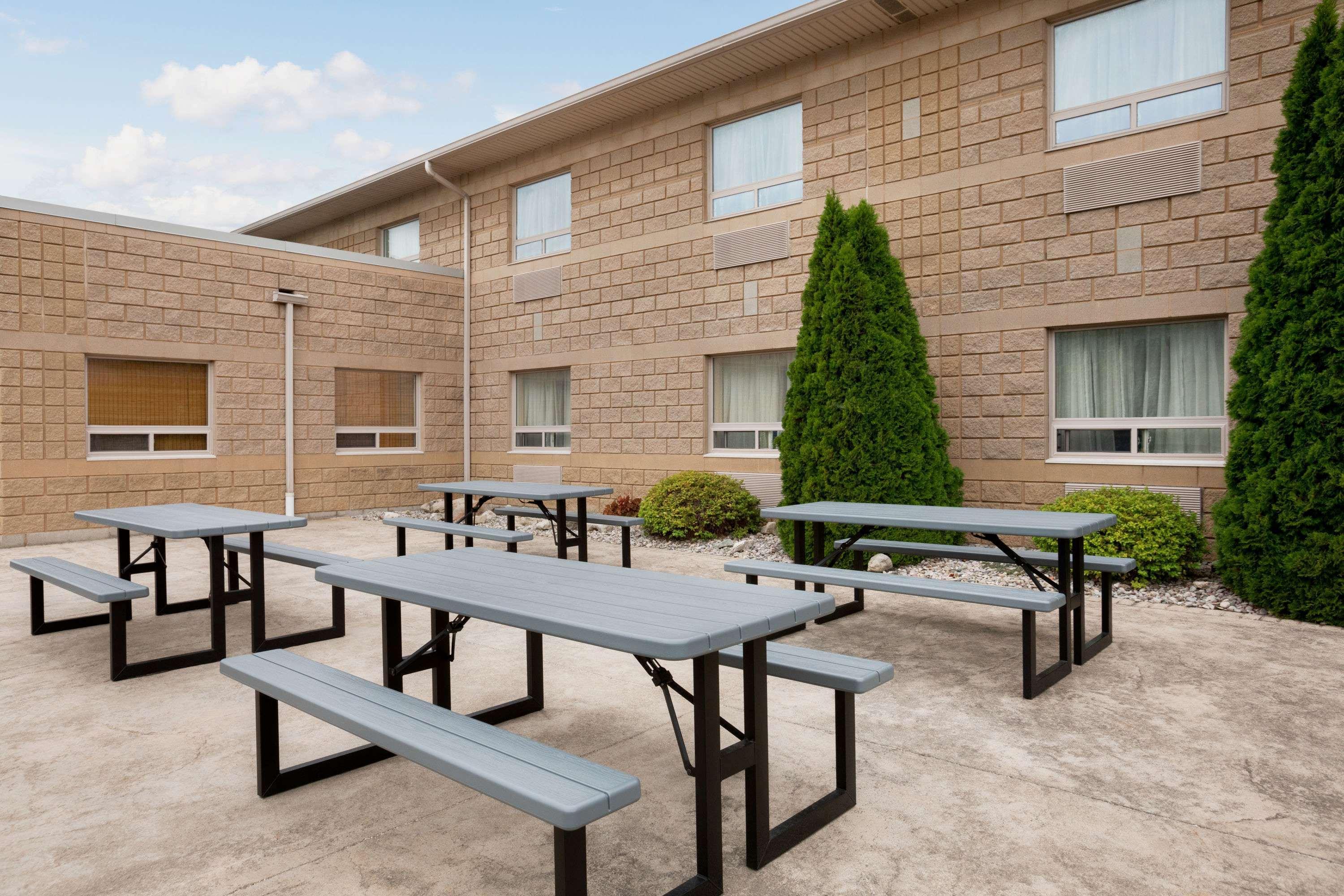 Days Inn By Wyndham Leamington Exterior photo